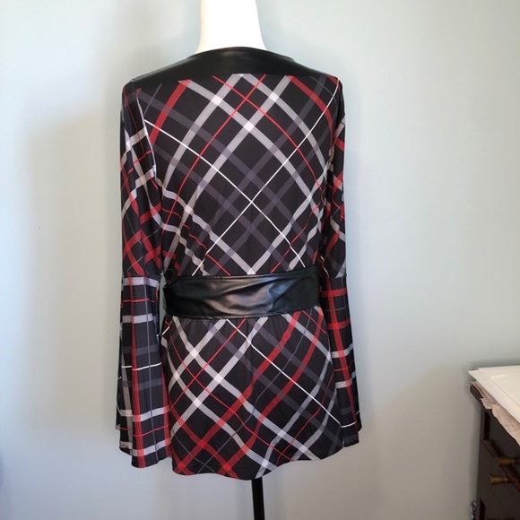 VENUS Mixed Media Wrap-Look Top NWOT 1X - Picture 3 of 10